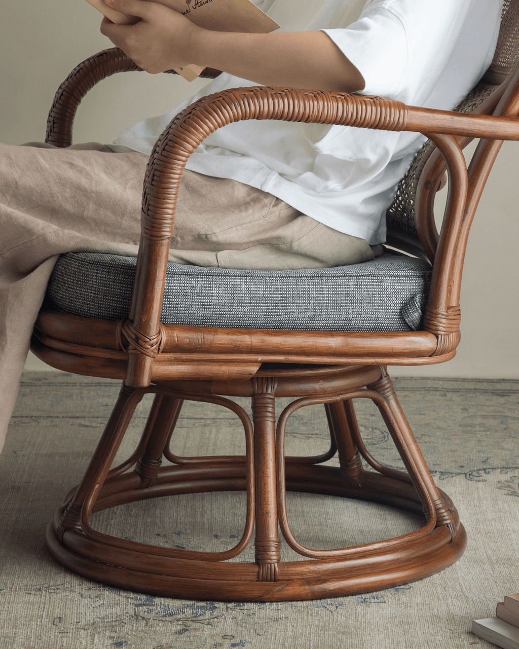 Chaise pivotante en rotin Gakusha