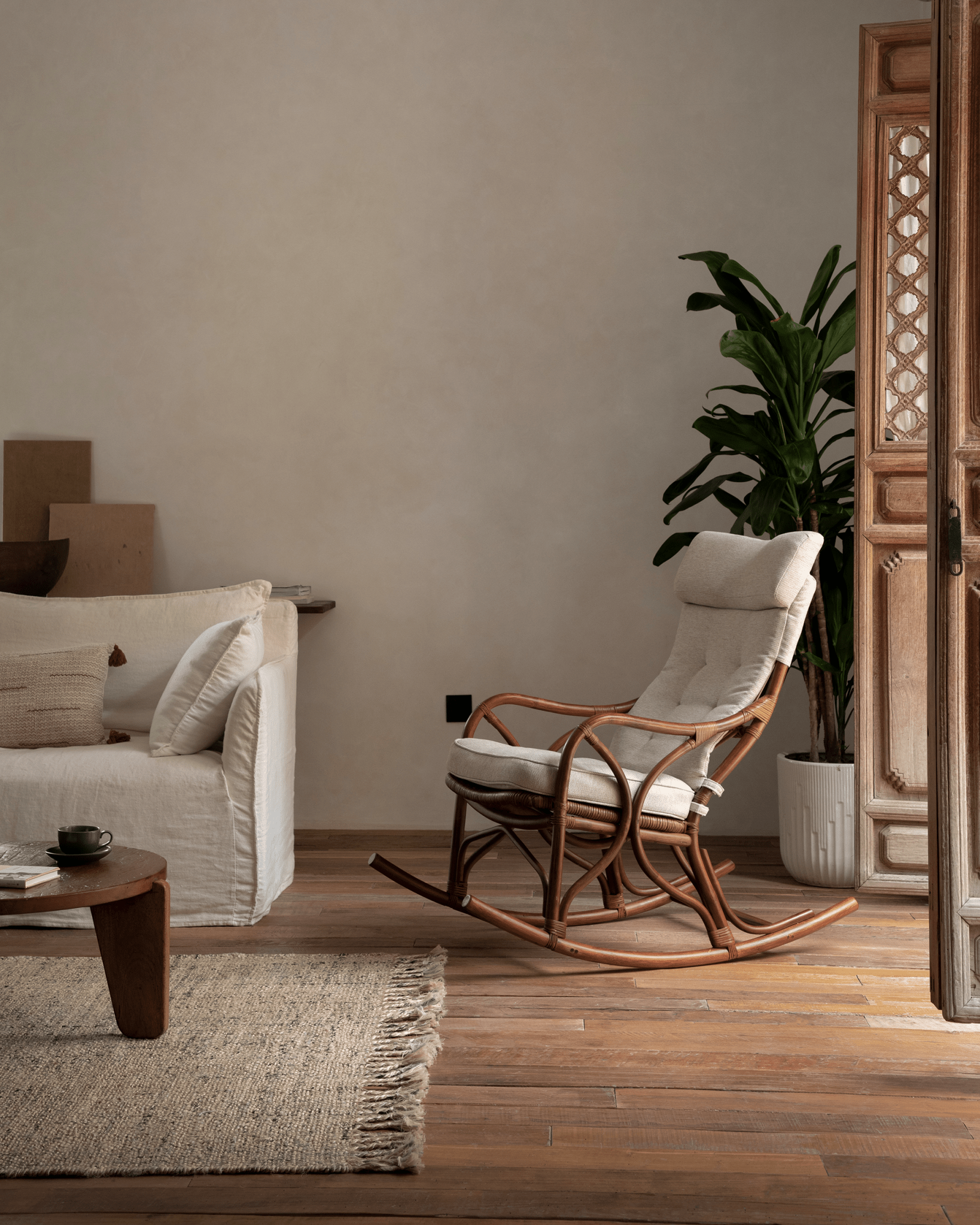 Fauteuil à bascule en rotin Aku