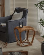 Table d'appoint en rotin à motif pomme de pin