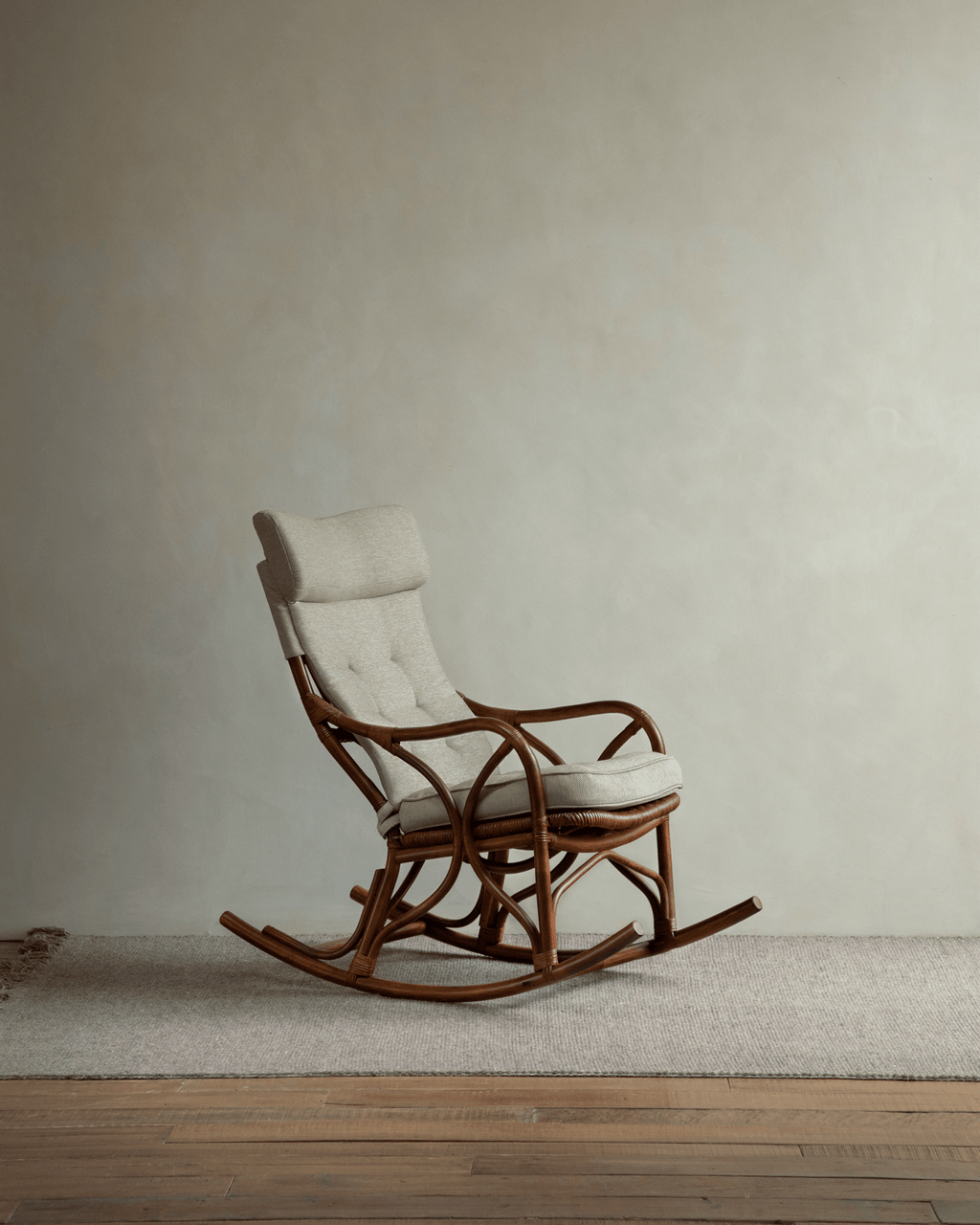 Fauteuil à bascule en rotin Aku