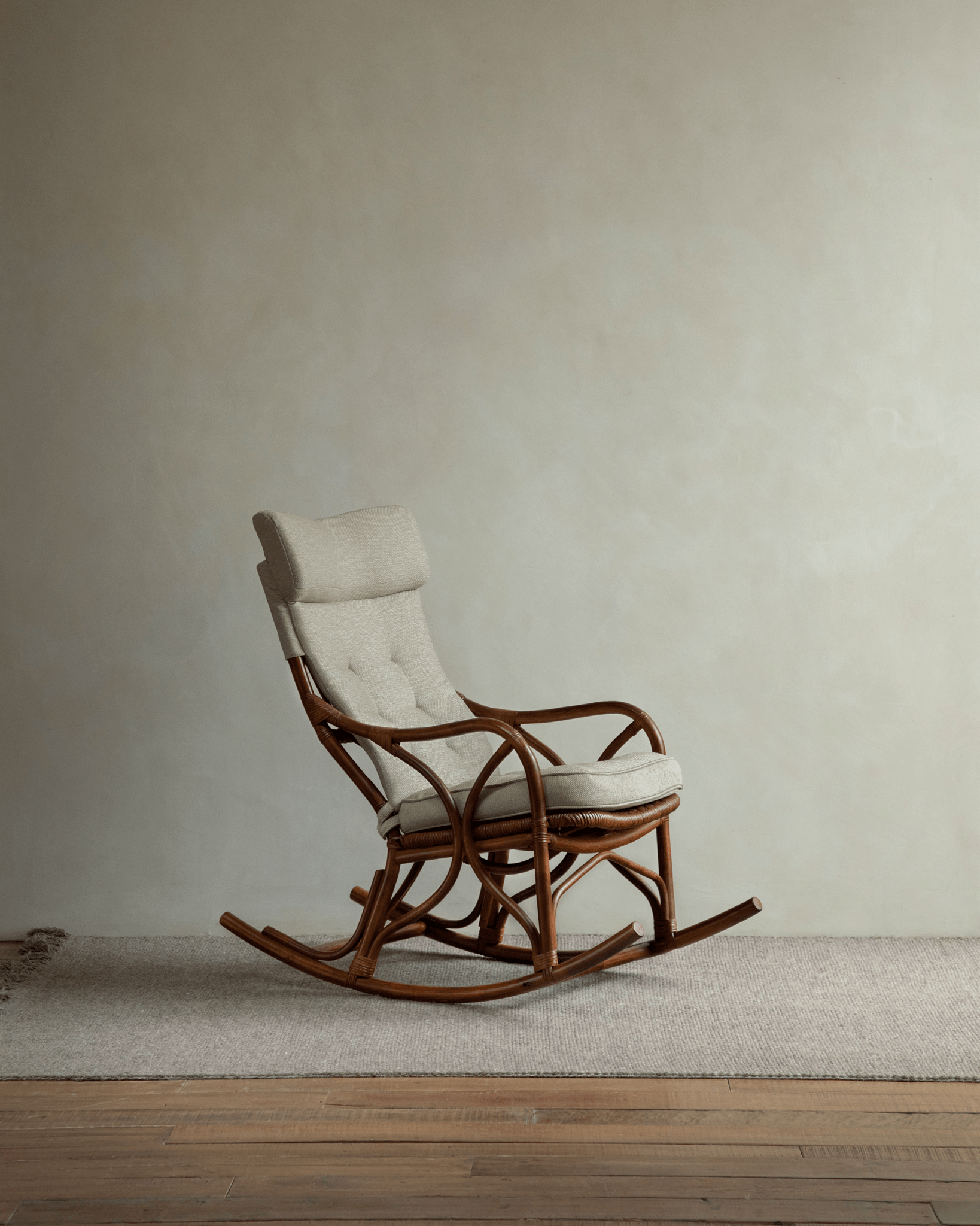 Fauteuil à bascule en rotin Aku