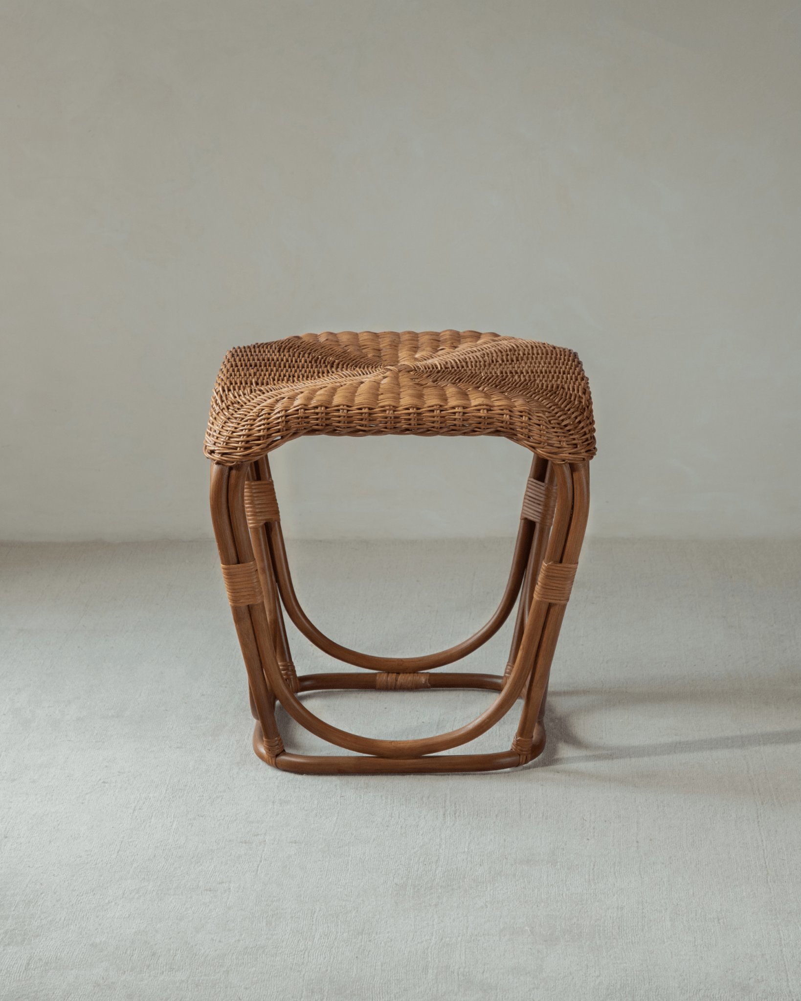 Table d'appoint en rotin à motif pomme de pin