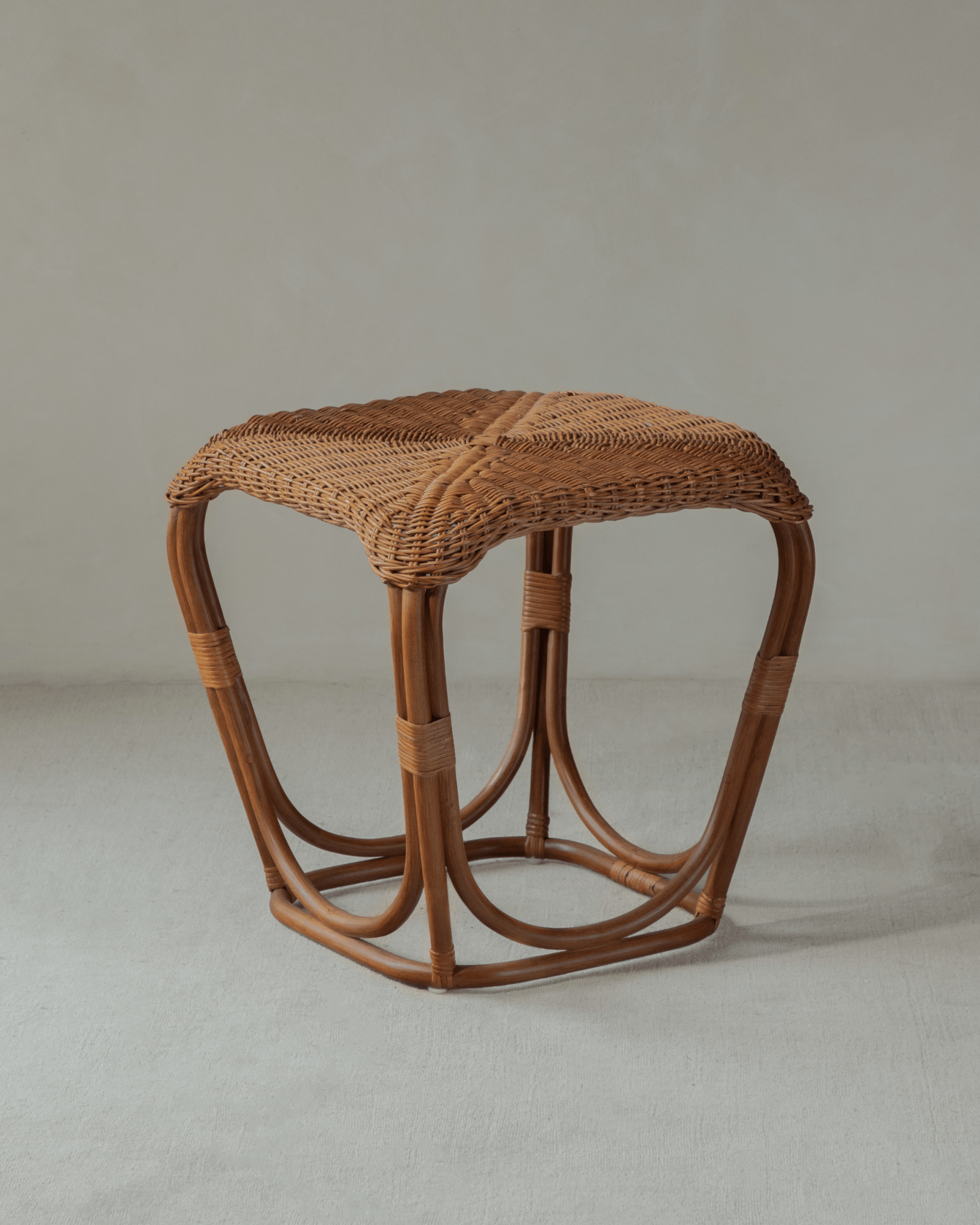 Table d'appoint en rotin à motif pomme de pin