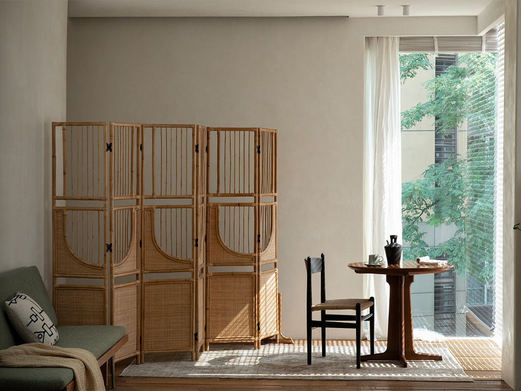 Paravent en rotin ensoleillé