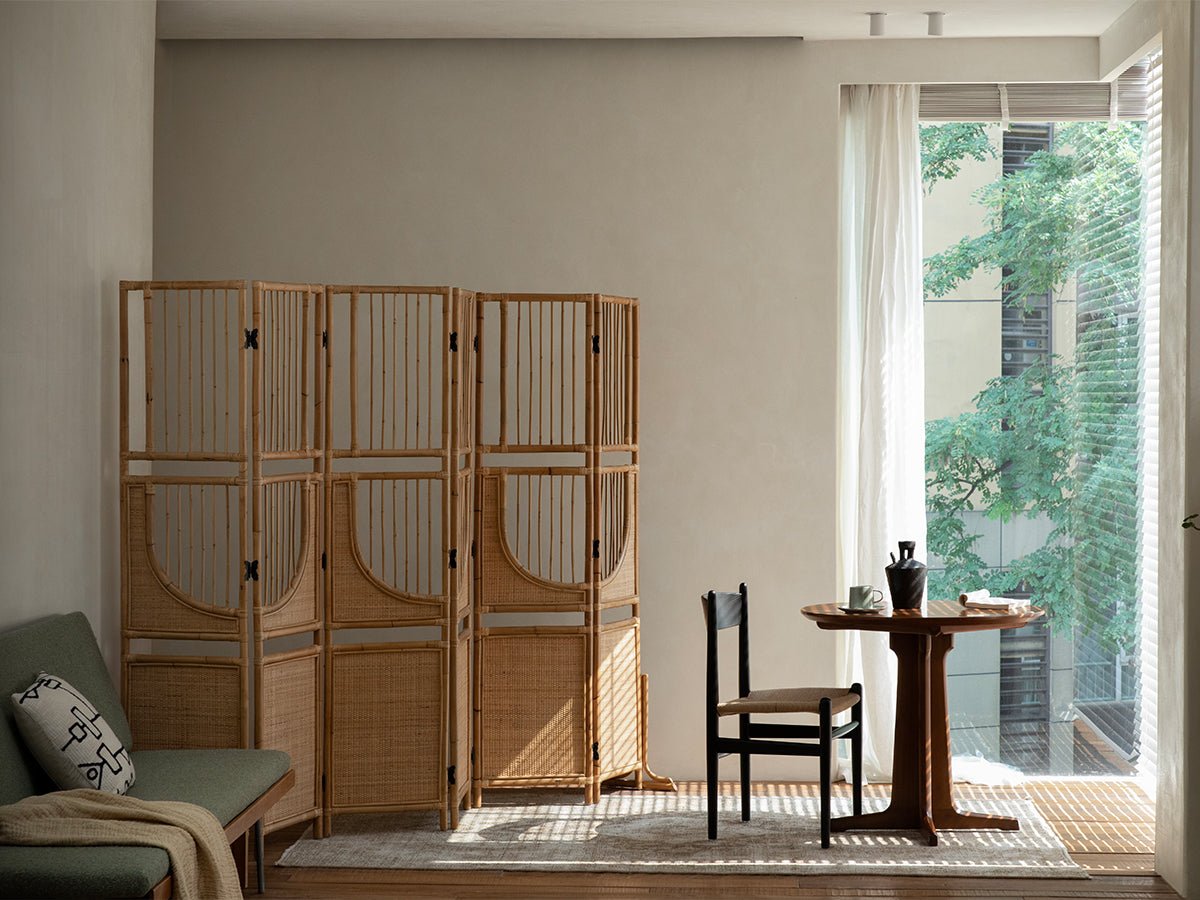 Paravent en rotin ensoleillé