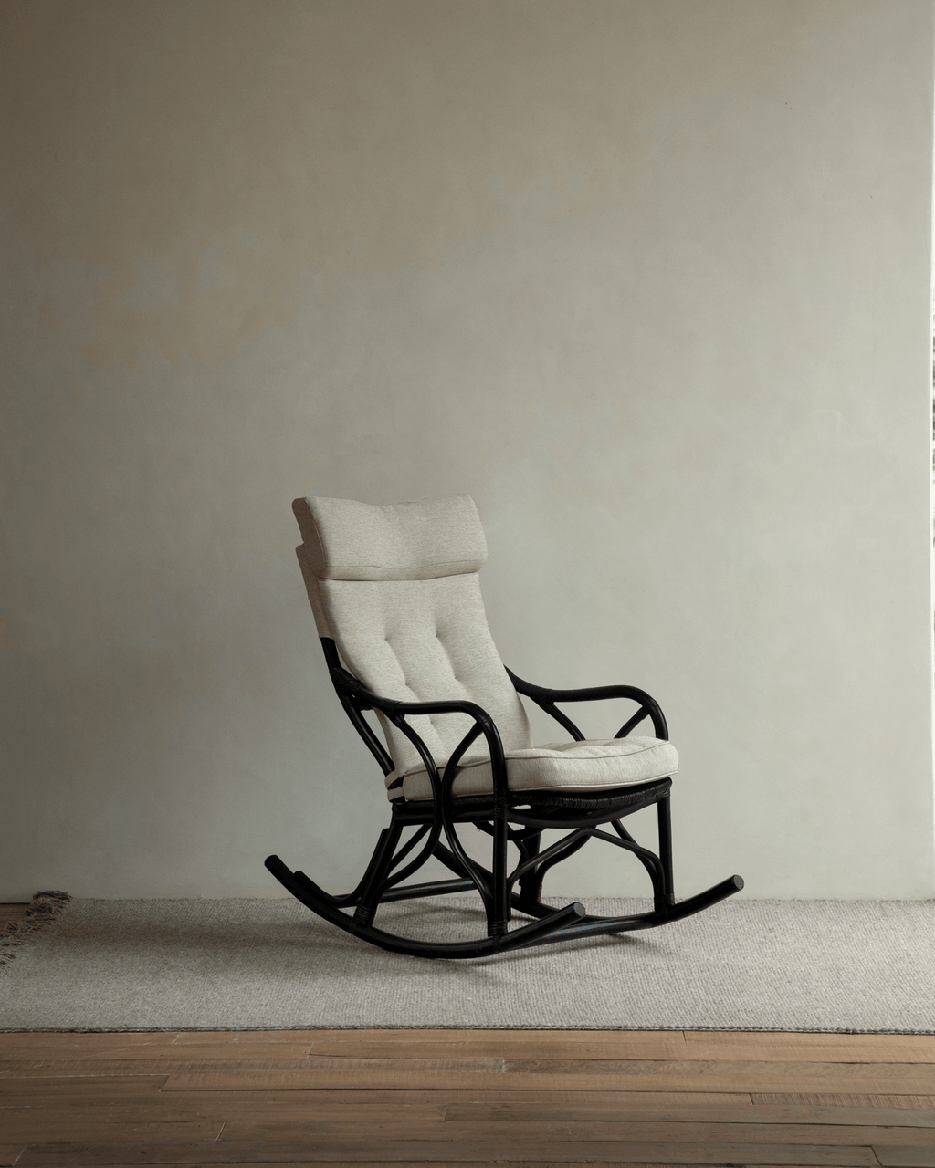 Fauteuil à bascule en rotin Aku