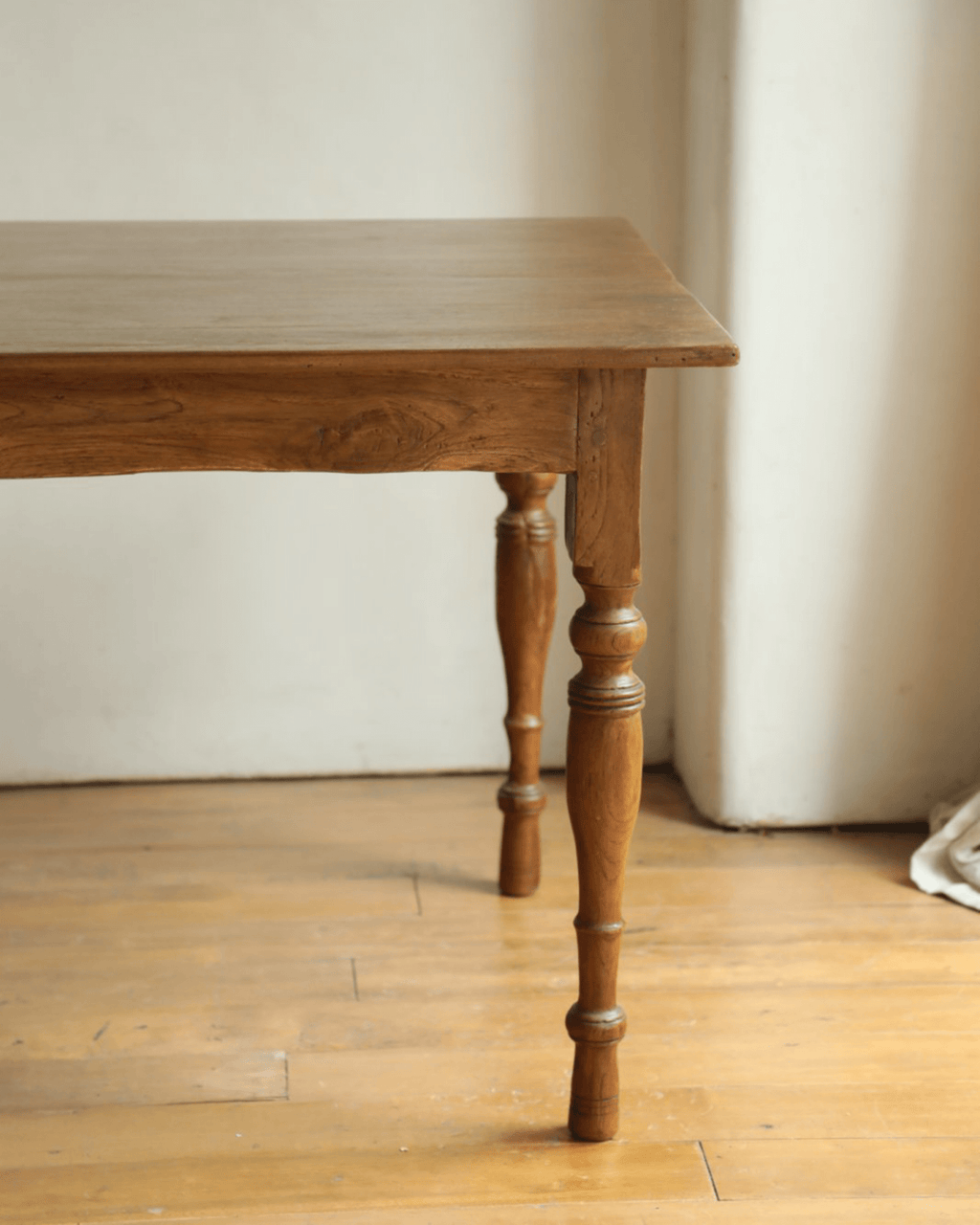 Tables vintage indonésiennes en bois de teck