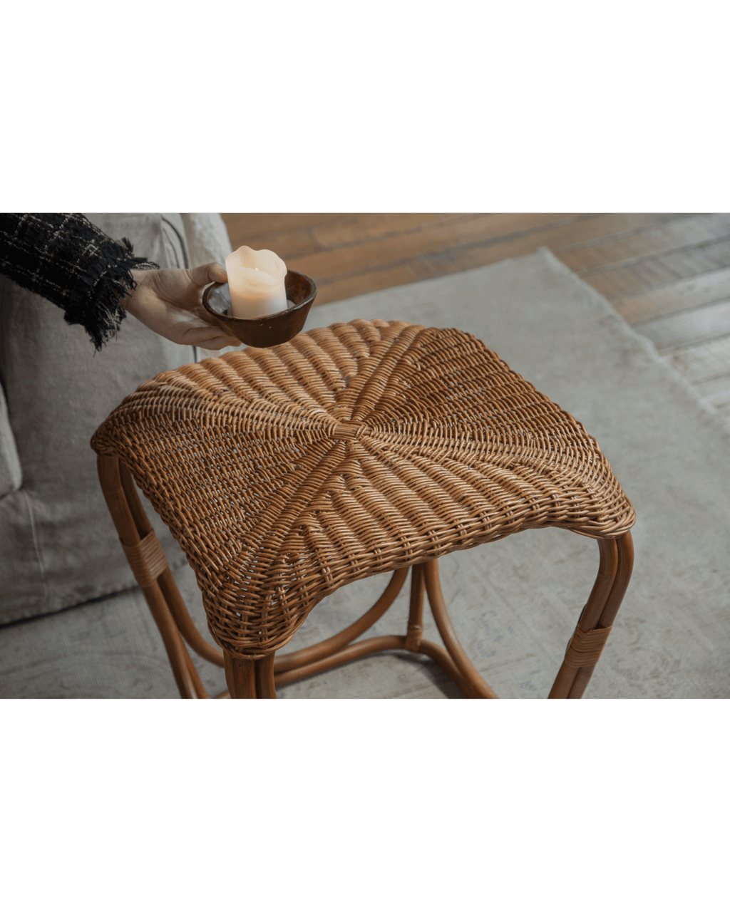 Table d'appoint en rotin à motif pomme de pin