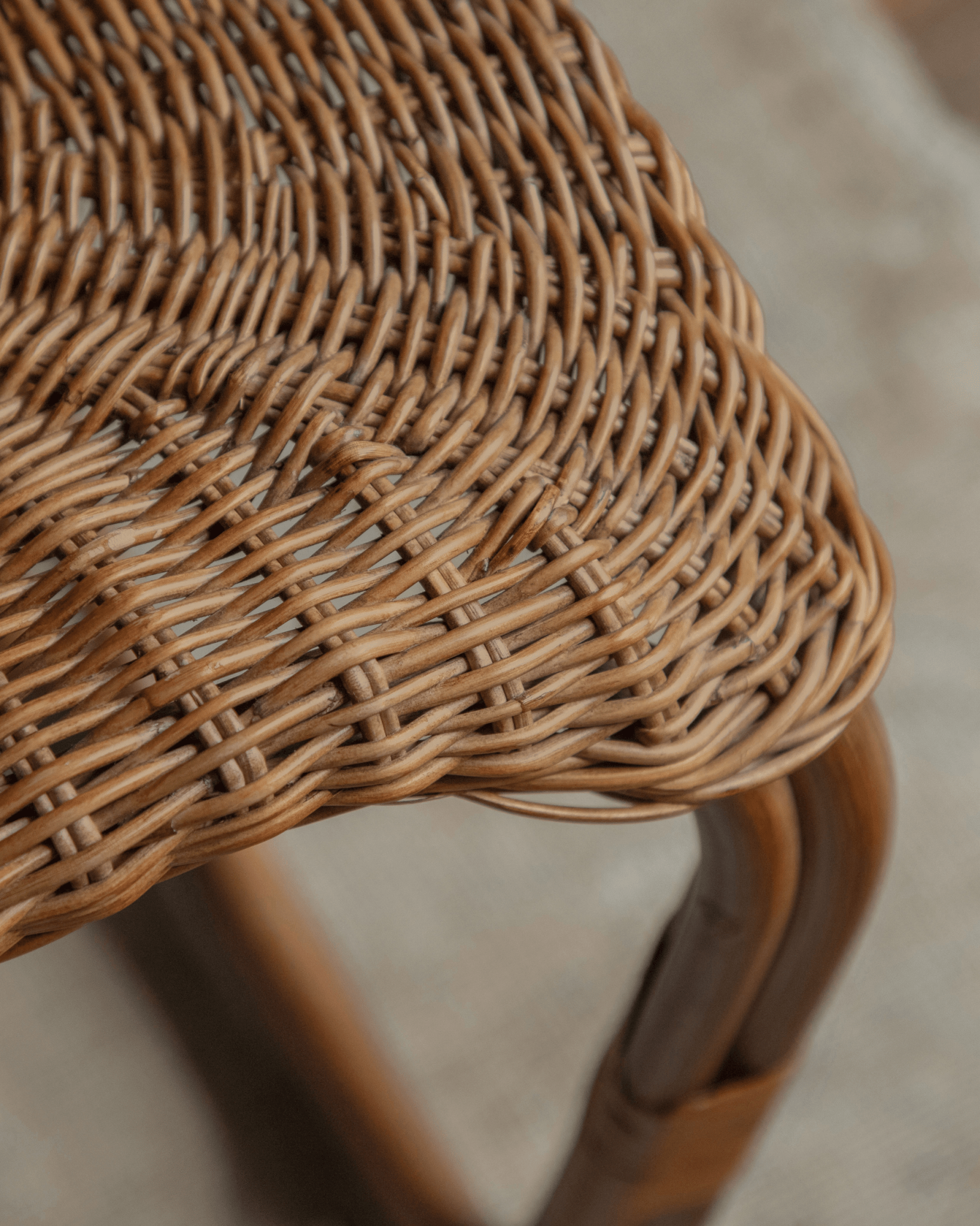 Table d'appoint en rotin à motif pomme de pin