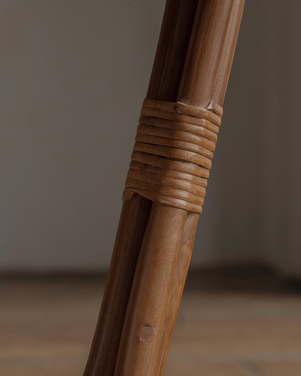 Table d'appoint en rotin à motif pomme de pin