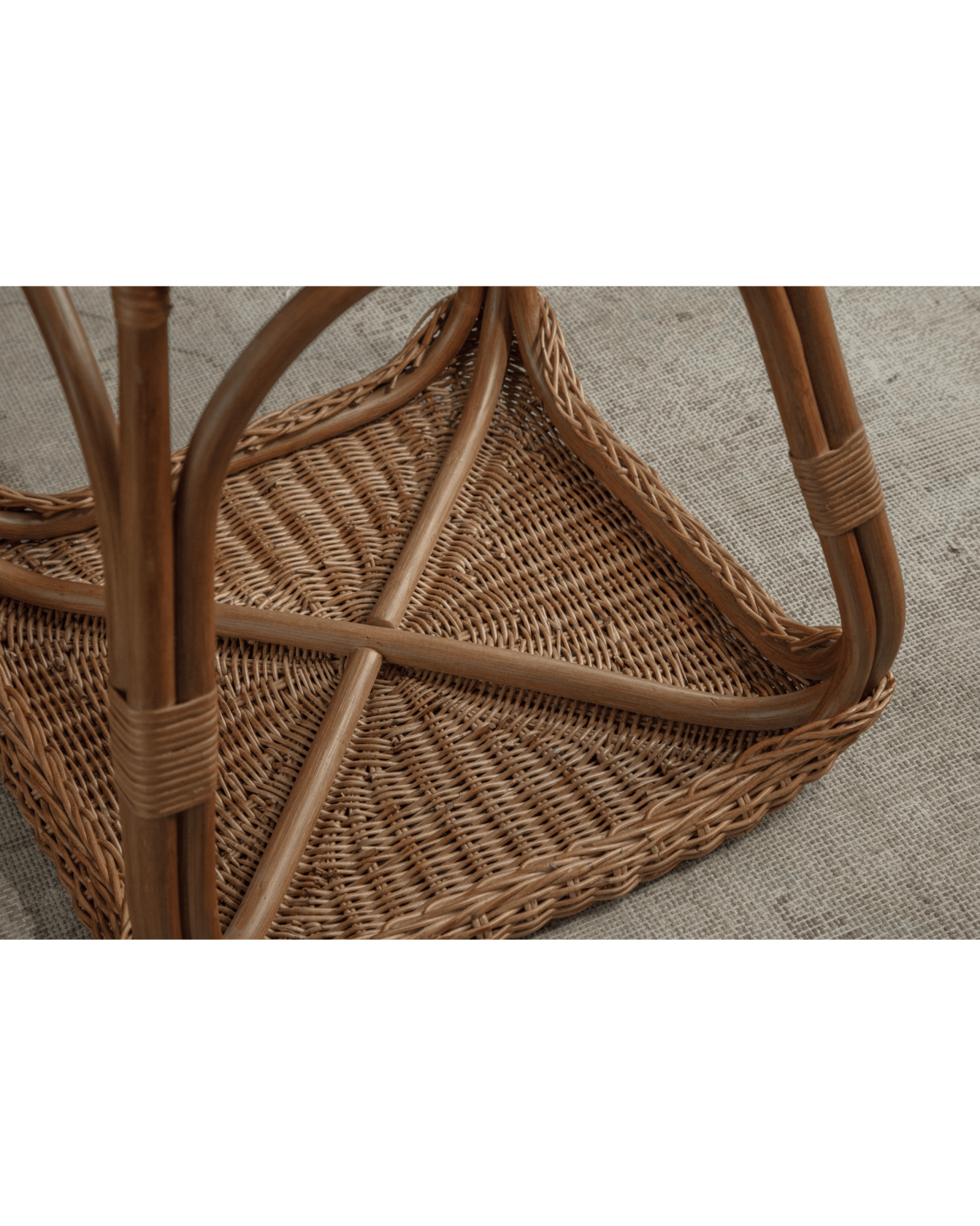 Table d'appoint en rotin à motif pomme de pin