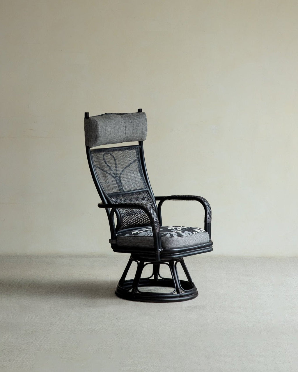 Chaise pivotante en rotin Gakusha