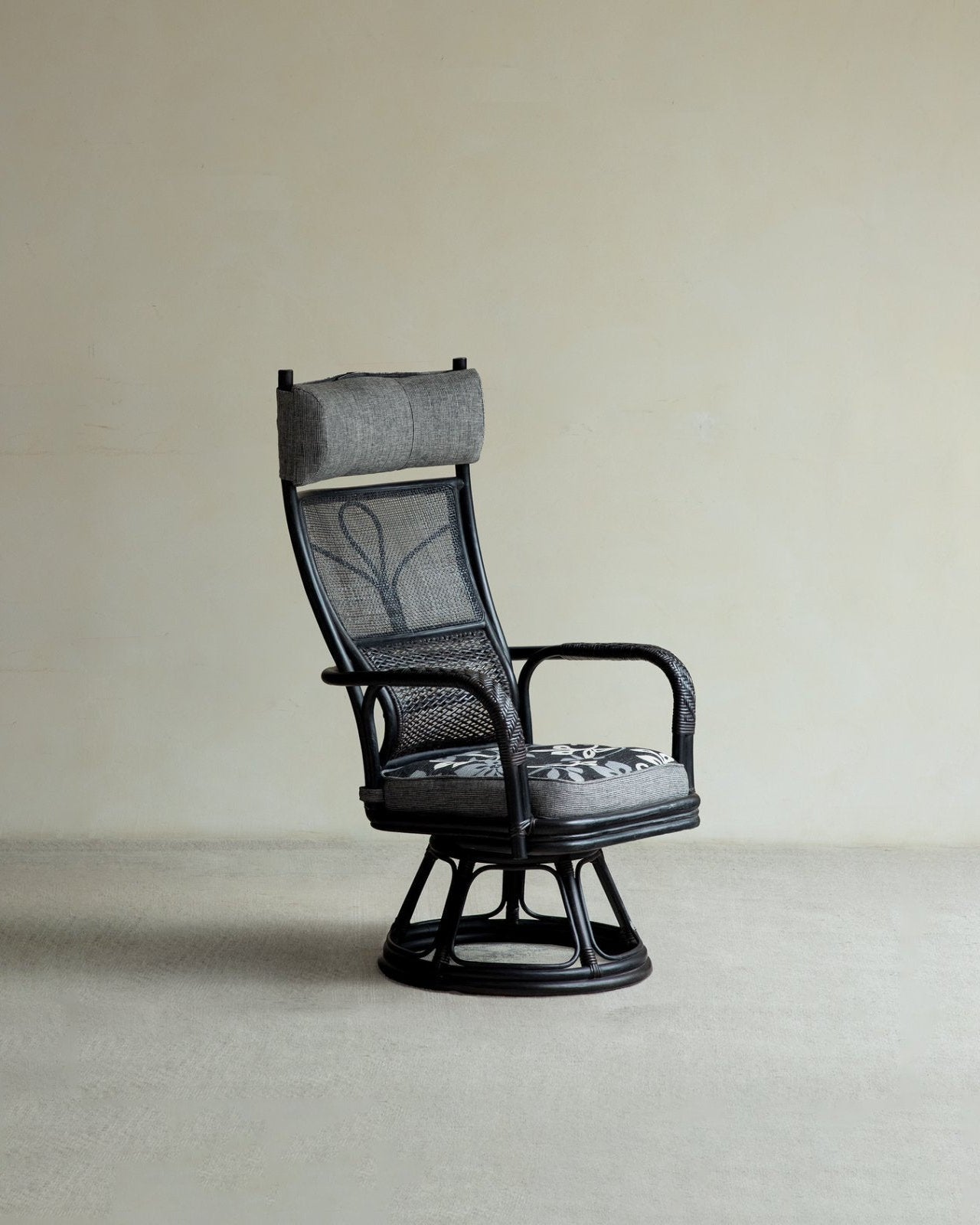 Chaise pivotante en rotin Gakusha