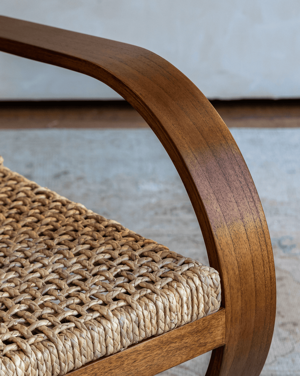 Fauteuil lounge incurvé en C