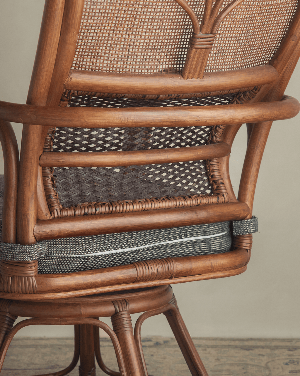 Chaise pivotante en rotin Gakusha