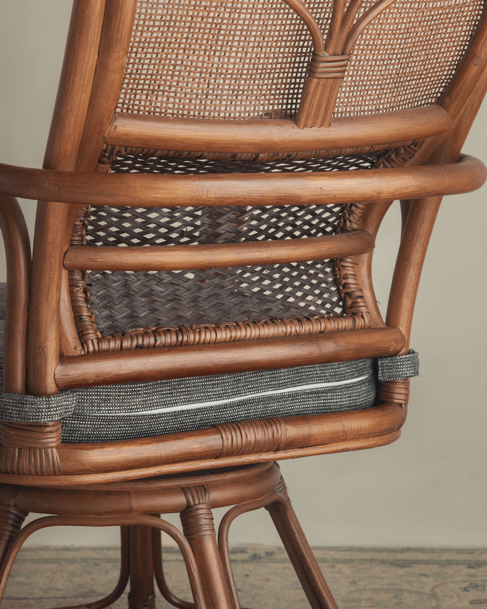 Chaise pivotante en rotin Gakusha