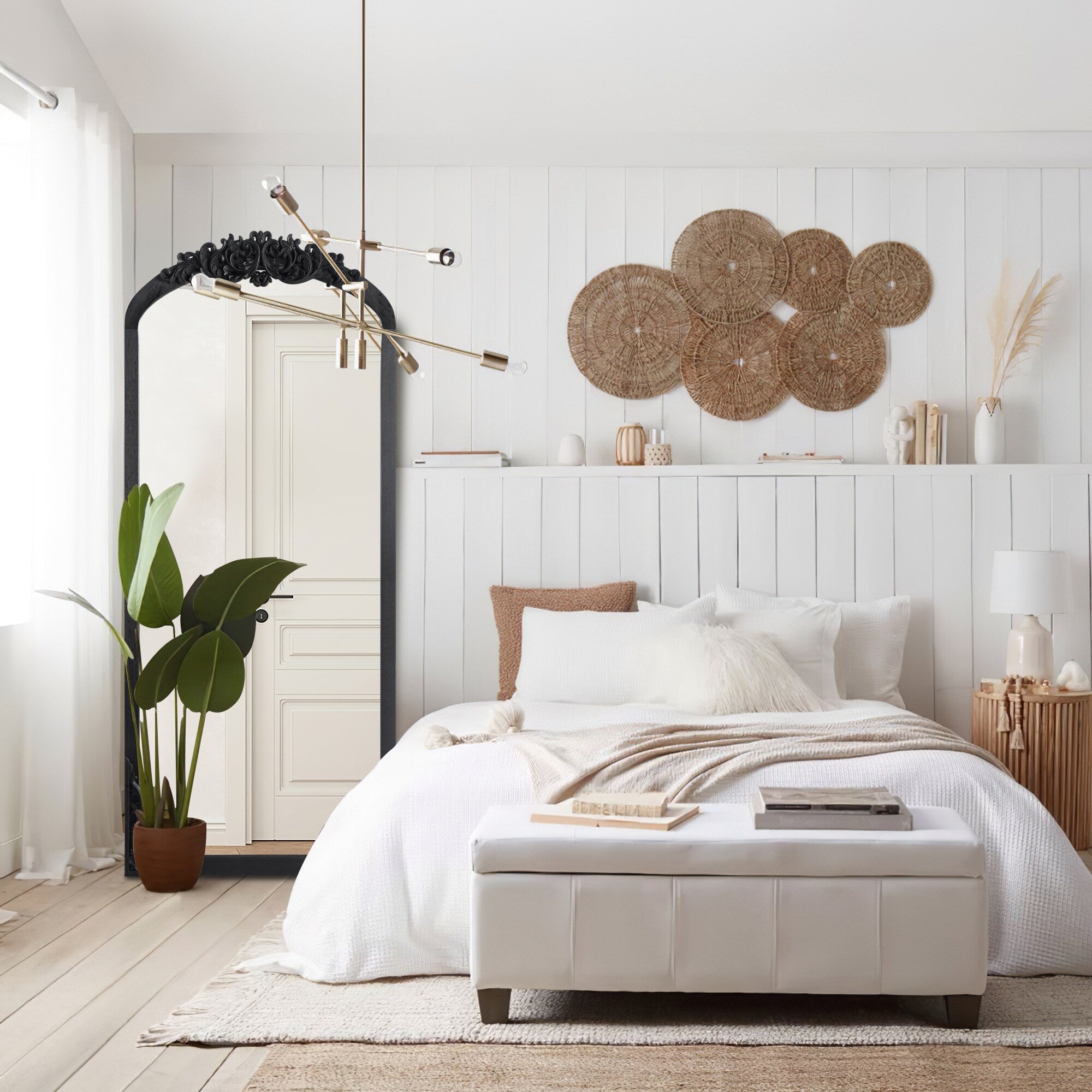 Miroir de sol sculpté en bois massif de forme arquée sur toute la longueur