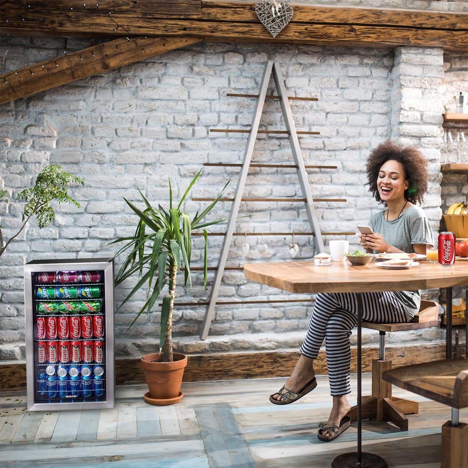 Réfrigérateur à boissons Newair d'une capacité de 126 canettes, mini-réfrigérateur avec porte vitrée et étagères réglables, en acier inoxydable