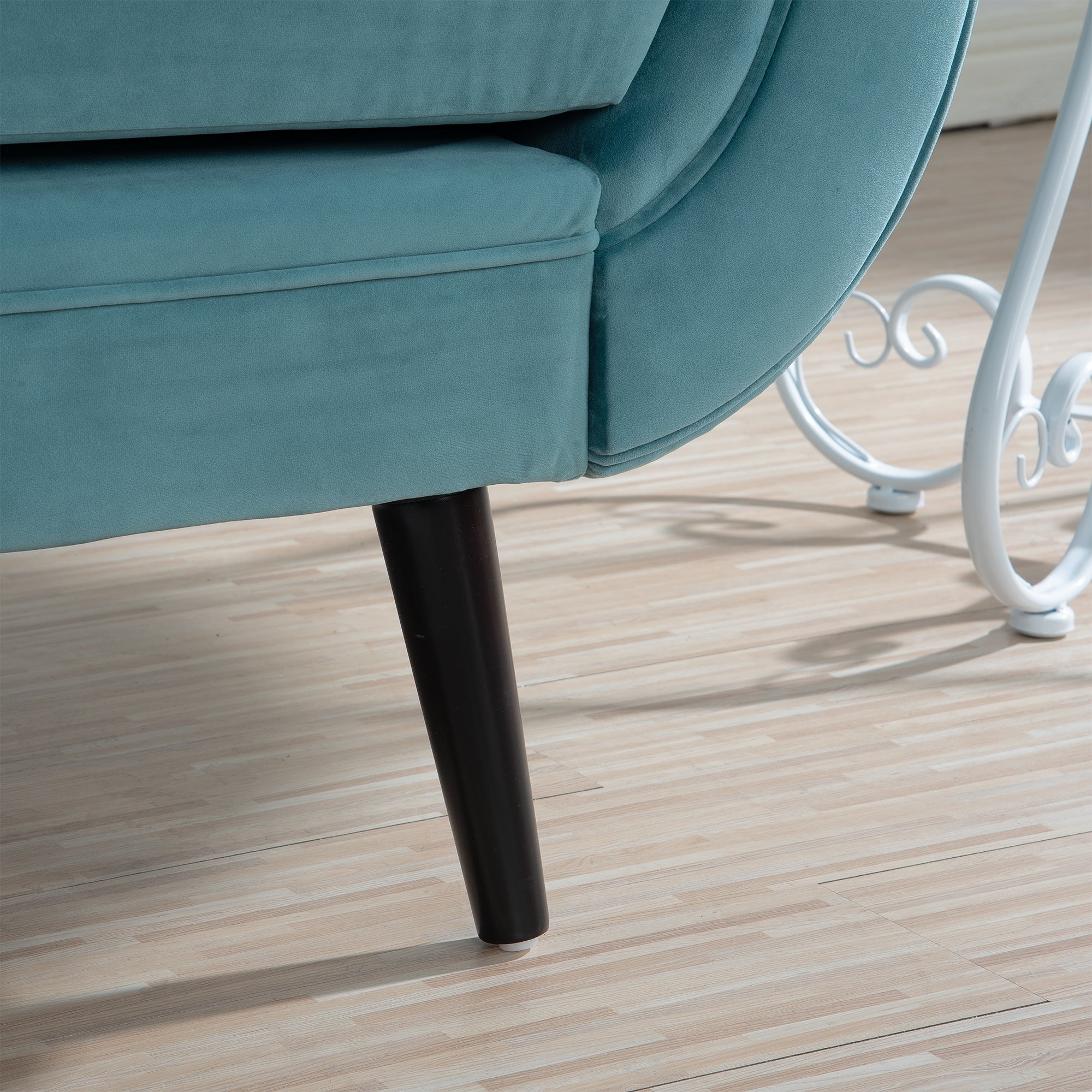 Chaise longue vintage avec accoudoirs en volutes par Christopher Knight Home